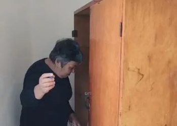 Çudia në Lushnje/ Dollapi i vjetër i rrobave kthehet në dhomën e fshehtë të votimit