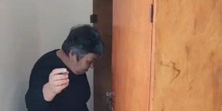 Çudia në Lushnje/ Dollapi i vjetër i rrobave kthehet në dhomën e fshehtë të votimit