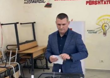 Voton së bashku me bashkëshorten kreu i SPAK, Dumani nuk prononcohet për mediat: Do kemi komunikim pas zgjedhjeve!