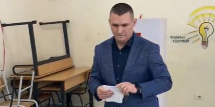 Voton së bashku me bashkëshorten kreu i SPAK, Dumani nuk prononcohet për mediat: Do kemi komunikim pas zgjedhjeve!