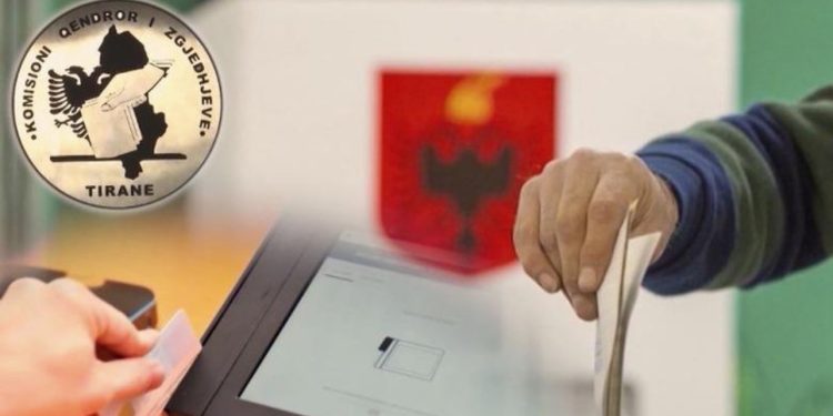 Qytetarët shqiptarë votojnë për Parlamentin e ri, pjesëmarrja në rang vendi deri në orën 08:00 arrin në 1.93%