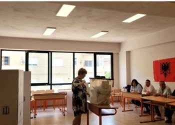 U futën brenda KZAZ-ve persona të paautorizuar, PD bllokon procesin e votimit në një qendër në Berat!