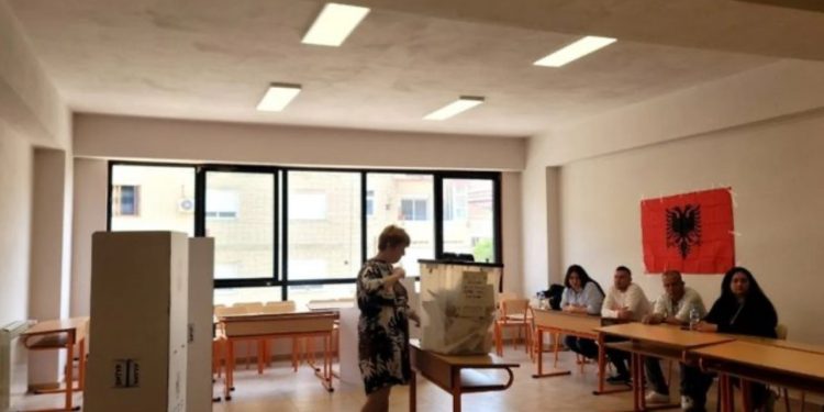 U futën brenda KZAZ-ve persona të paautorizuar, PD bllokon procesin e votimit në një qendër në Berat!