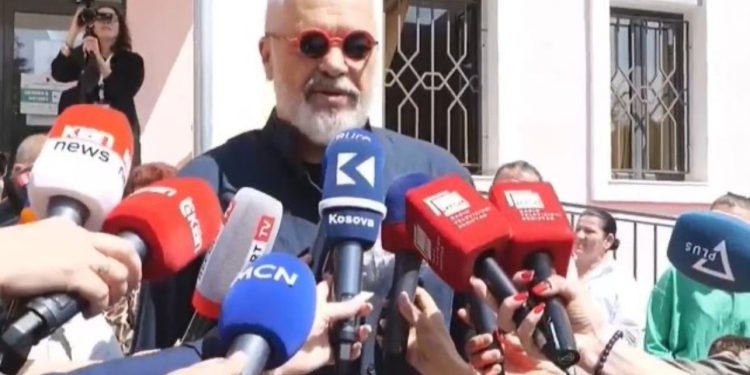 Rama “i prerë” para gazetarëve, flet shkurtimisht pas votimit: Ajo që ka mbetur pa u thënë është fjala e popullit!