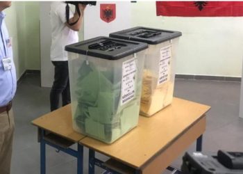 EMRAT/ I ngacmoi vajzën, demokrati përplaset fizikisht me komisionerin e PS-së brenda qendrës së votimit në Pogradec