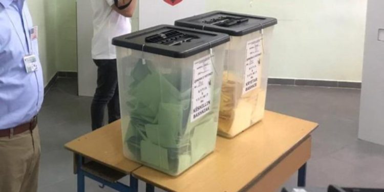 EMRAT/ I ngacmoi vajzën, demokrati përplaset fizikisht me komisionerin e PS-së brenda qendrës së votimit në Pogradec