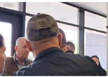 Përplasje fizike mes komisionerëve në Lushnjë, ndërhyn policia, pezullohet votimi: Komisionerët e PS fotografuan vota