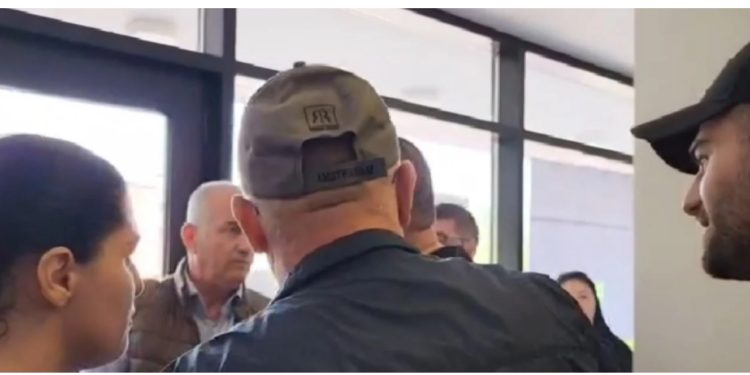 Përplasje fizike mes komisionerëve në Lushnjë, ndërhyn policia, pezullohet votimi: Komisionerët e PS fotografuan vota