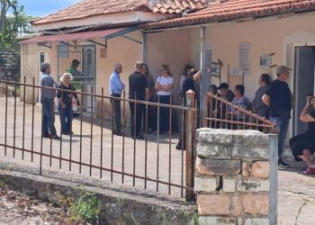 Tjetër skandal/ PD denoncon rastin në Finiq: Fletët e votimit po dalin jashtë, kërkohet ndërhyrja e policisë dhe bllokimi i QV!