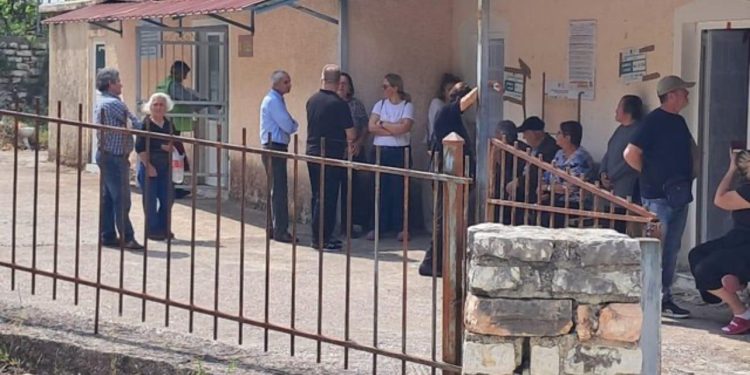 Tjetër skandal/ PD denoncon rastin në Finiq: Fletët e votimit po dalin jashtë, kërkohet ndërhyrja e policisë dhe bllokimi i QV!