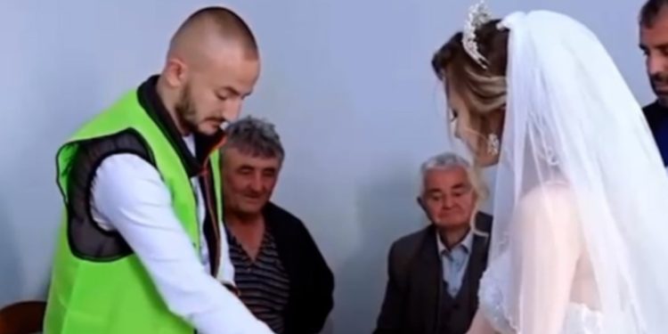 Ngjarje e veçantë, nusja në Elbasan voton para se të shkojë në dasmë