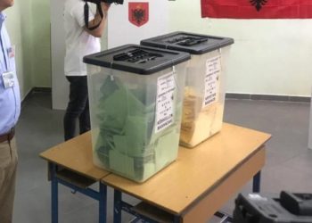 U arrestua se fotografoi fletën e votimit, Prokuroria njofton akuzën ndaj 56-vjeçares në Elbasan