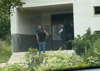 FOTO/ Vëllai i kandidates së PS në Belsh nuk largohet nga qendra e votimit, intimidon votuesit dhe komisionarët