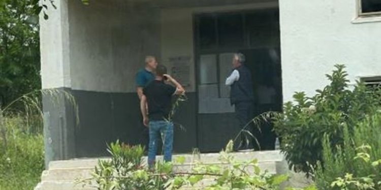 FOTO/ Vëllai i kandidates së PS në Belsh nuk largohet nga qendra e votimit, intimidon votuesit dhe komisionarët