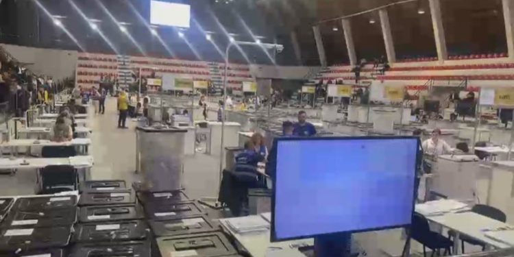 Vota e Diasporës, tensione te Parku Olimpik në Tiranë! PD konteston votat e ardhura nga Greqia