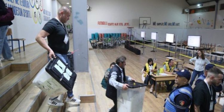 Numërohen kutitë e 123 QV-ve në qarkun e Fierit, kryeson PS me 63%! PD-ASHM ndjek me 25%