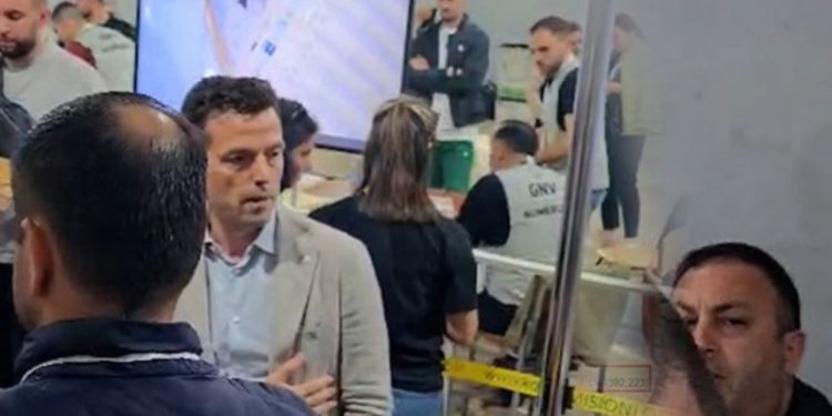 “Pse fshiheni zoti ministër? Turp t’ju vijë!” Shehaj përplaset me Ervin Hoxhën në KZAZ: Mos fusni duart te kutitë! imagjino çfarë mund të bëni