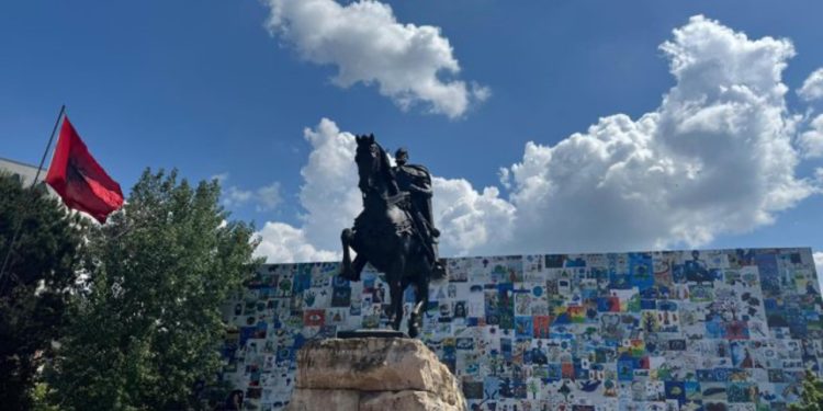 Samiti i Komunitetit Politik Evropian, Rama publikon foton e Skënderbeut: Do të mblidhen nga të katër anët e Europës në sheshin tënd o Mbret