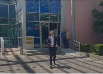 Kreu i ARRSH del nga SPAK dhe pranon se është marrë i pandehur! I shtyn kamerën gazetares: Mos më hajde nga mbrapa  