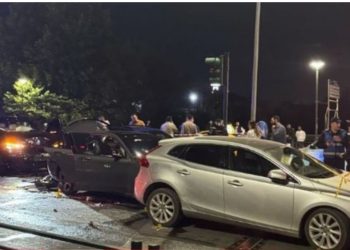 FOTO+VIDEO/ Pamje nga aksidenti masiv në Tiranë, drejtuesi i GLE-së dhe tre automjeteve të tjera konfliktohen me leva