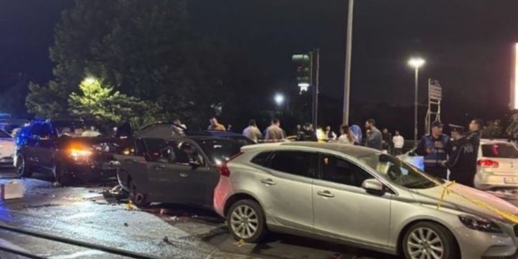 FOTO+VIDEO/ Pamje nga aksidenti masiv në Tiranë, drejtuesi i GLE-së dhe tre automjeteve të tjera konfliktohen me leva