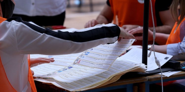 Nga ish-prokurori Arian Ndoja, Oerd Bylykbashi e deri te Milva Ekonomi, ja EMRAT e kandidatëve të qarkut Durrës që kryesojnë gjatë numërimit të votave