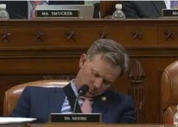 VIDEO/ Kongresmeni republikan kapet “mat”, e zë gjumi gjatë votimit në seancë, shkakton të qeshura në sallë