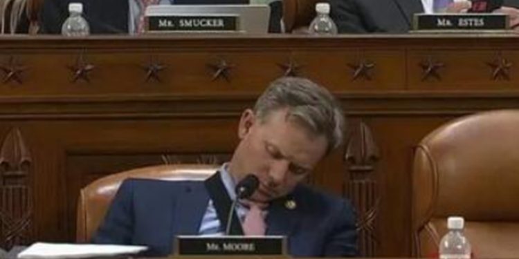 VIDEO/ Kongresmeni republikan kapet “mat”, e zë gjumi gjatë votimit në seancë, shkakton të qeshura në sallë