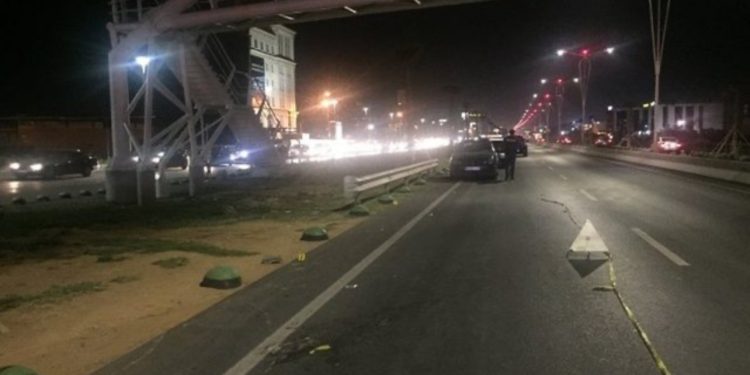 Aksident në Kavajë/ Tentoi të kalonte trafik-ndarësen, por u përplas nga automjeti, humb jetën 45-vjeçarja