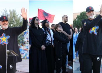 FOTOLAJM/ I shoqëruar nga familja, Rama ndan pamje nga fjalimi i djeshëm në sheshin Skënderbej