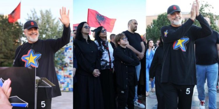 FOTOLAJM/ I shoqëruar nga familja, Rama ndan pamje nga fjalimi i djeshëm në sheshin Skënderbej