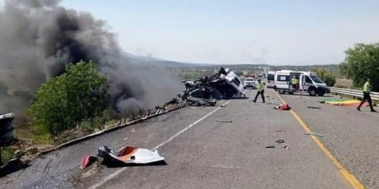 Aksident në Meksikë, raportohet se kanë ndërruar jetë të paktën 20 persona