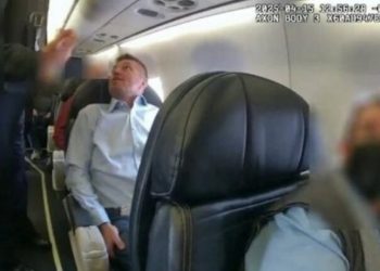 VIDEO/ Kaloi kontrollin teksa po ndryshonin turnin, 53-vjeçari shqiptar futet me armë në avion