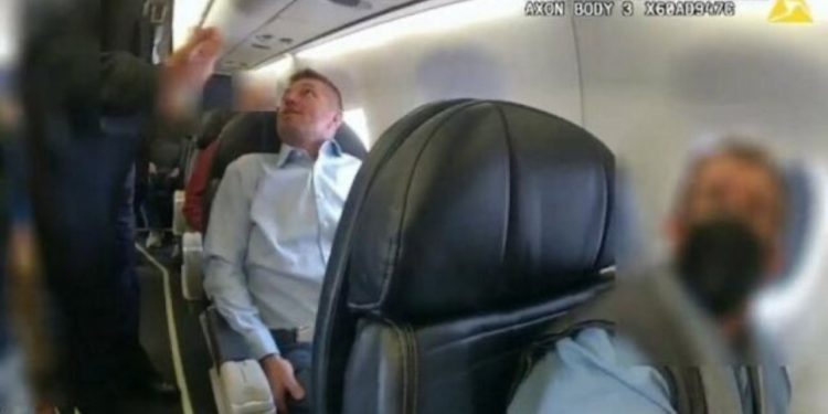 VIDEO/ Kaloi kontrollin teksa po ndryshonin turnin, 53-vjeçari shqiptar futet me armë në avion