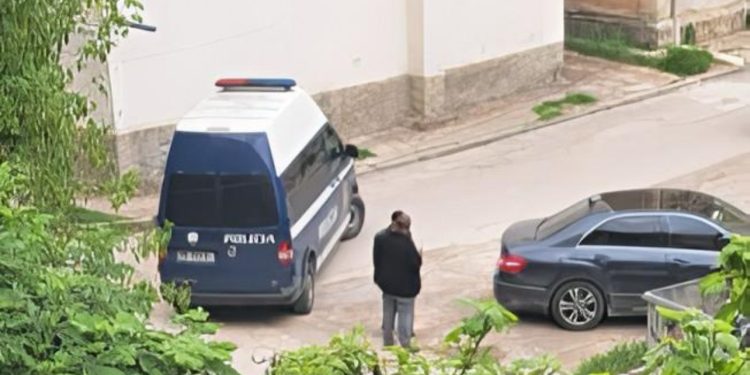 Operacion antidrogë në Korçë/ Në pranga dy persona, disa të tjerë të shoqëruar