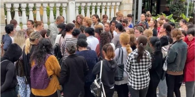 Punëtoret e fasonerisë ngrihen në protestë: Duam të drejtat! Pronari italian na tregon derën