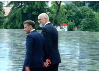 Samiti në Tiranë/ Presidenti francez Macron pritet nga kryeministri Rama, dy liderët ecin të kapur për dore drejt Pallatit të Operas