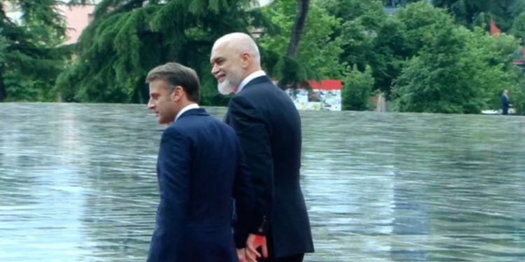 Samiti në Tiranë/ Presidenti francez Macron pritet nga kryeministri Rama, dy liderët ecin të kapur për dore drejt Pallatit të Operas