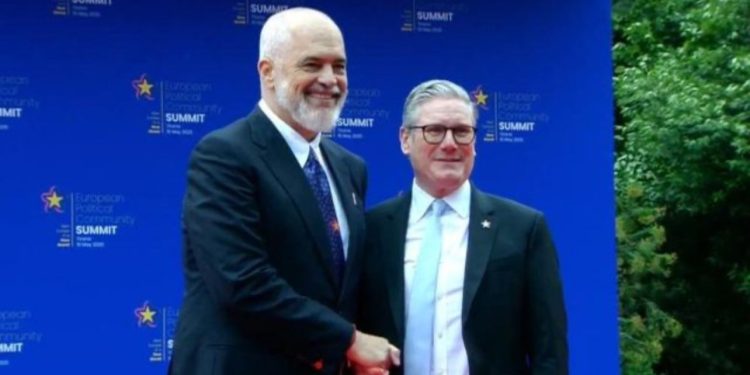 Samiti i Komunitetit Politik Europian në Tiranë/ Rama batuta me Starmer: Çfarë ju thashë për motin? Është shiu juaj
