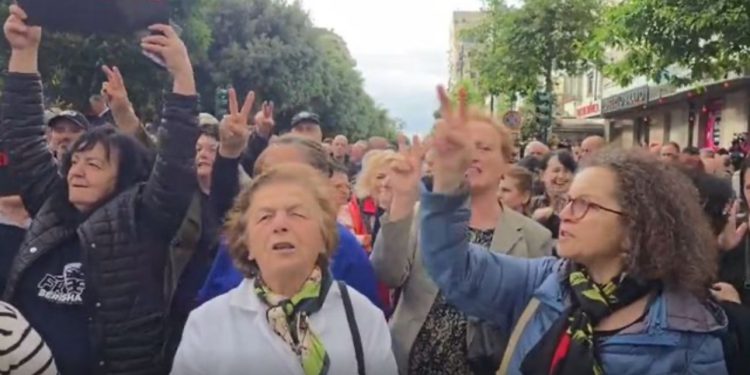 PAMJE nga protesta e opozitës/ Qytetarët: Edi Rama o hajdut votat tona ku i ke fut!