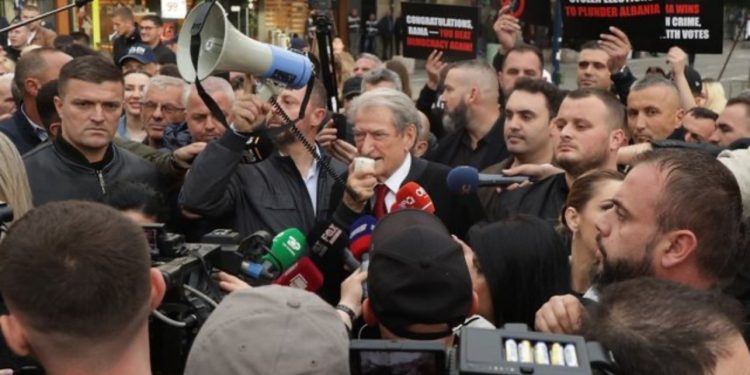 “Rama qëndron në pushtet mbi krimin elektoral”/ Berisha i bashkohet protestës: Sara Mila në krye të listës së kandidatëve të krimit