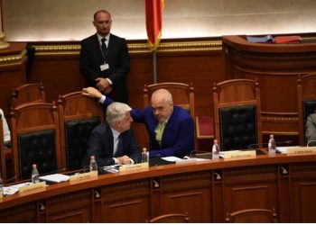 Jashtë parlamentit pas tre dekadash, vjen reagimi i parë i Pandeli Majkos