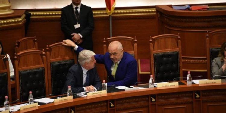 Jashtë parlamentit pas tre dekadash, vjen reagimi i parë i Pandeli Majkos