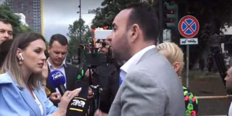 E paprecedentë/ Simpatizanë e drejtues të PD, sulmojnë gazetaren e Euronews Albania