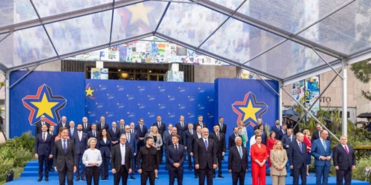 Shqipëria bën sikur punon, BE-ja bën sikur e beson