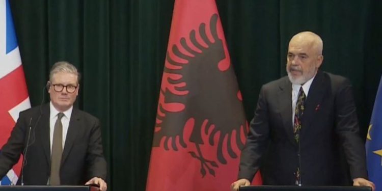 Media britanike: Starmer njofton qendrat e emigrantëve gjatë vizitës në Tiranë, por Shqipëria nuk i do ato! Çfarë po ndodh?
