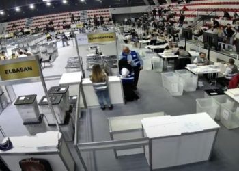 FOTO/ Problematikat me votat e diasporës, 43 mijë fletë të numëruara, në sistem 42 mijë votues të regjistruar