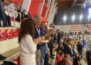 VIDEO/ Gjemarkaj feston ditëlindjen në Parkun Olimpik duke vëzhguar numërimin e votave të diasporës, Elda Hoti e surprizon me një tortë