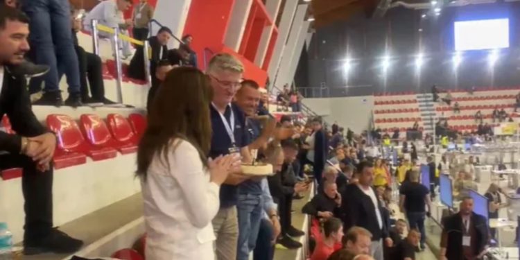 VIDEO/ Gjemarkaj feston ditëlindjen në Parkun Olimpik duke vëzhguar numërimin e votave të diasporës, Elda Hoti e surprizon me një tortë