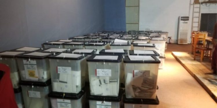 “Votuesit nën presion për të votuar PS,” përfaqësuesi i PD-së: E njëjta kaligrafi në 50-60 fletë votimi! Ka pasur raste ku ‘X’ ka qenë i shkarravitur